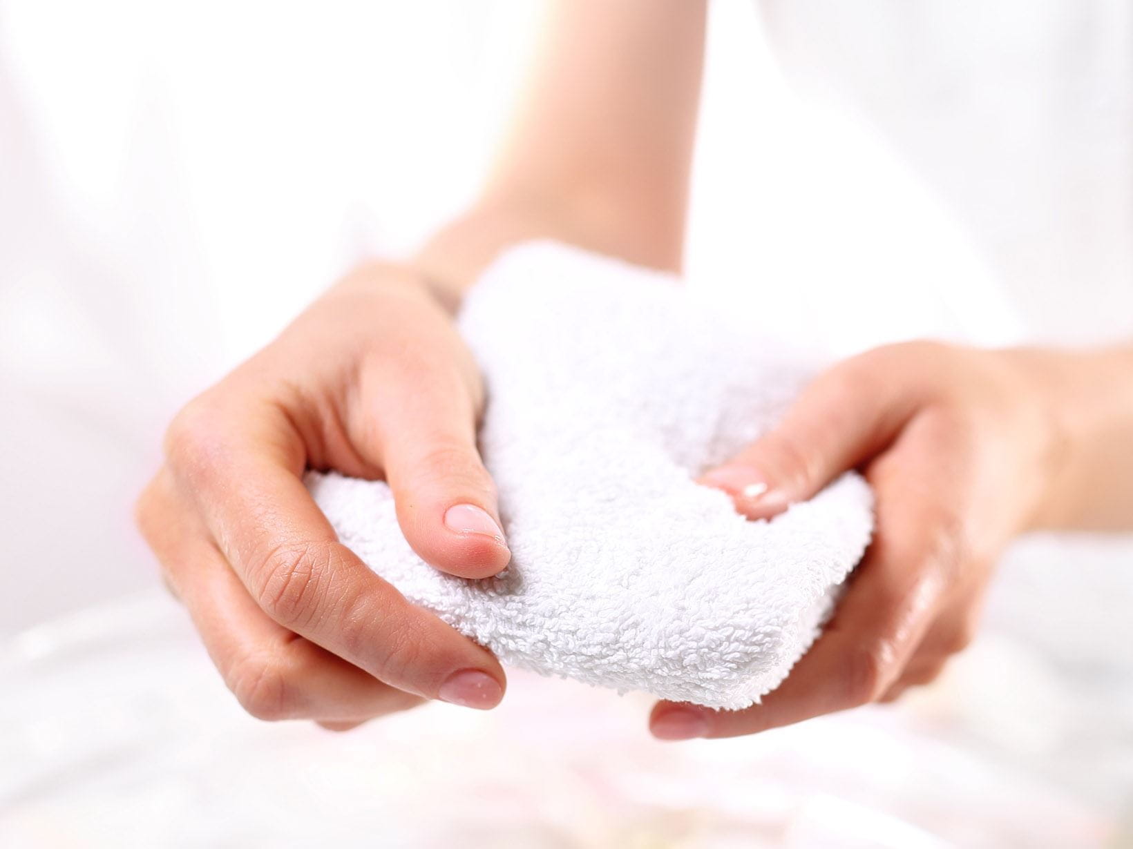 Asciugare le mani tamponando con un asciugamano