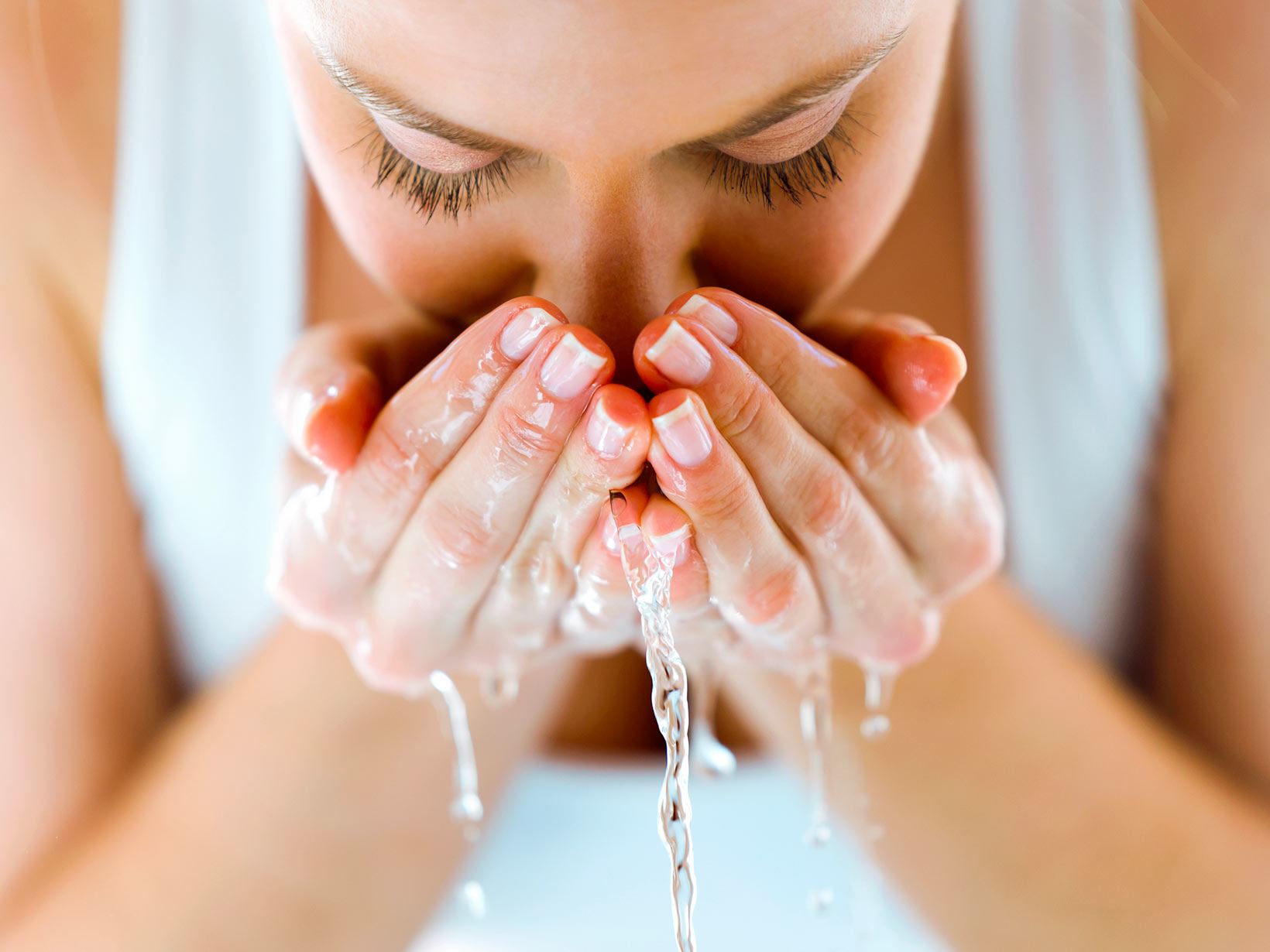 Acqua fredda o calda per lavare il viso