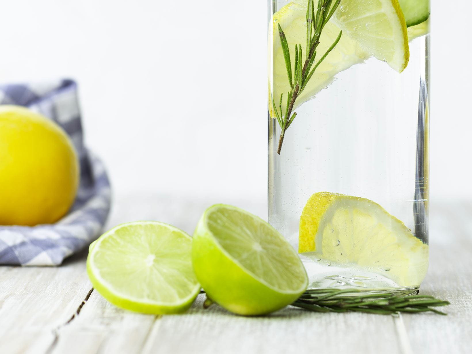 Deodorante naturale con acqua, rosmarino e limone