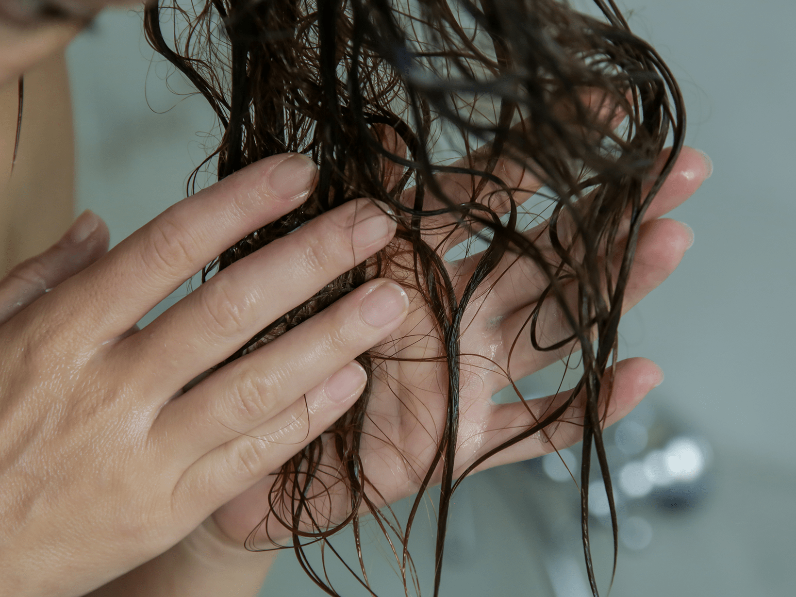 Azione districante per capelli ricci e crespi