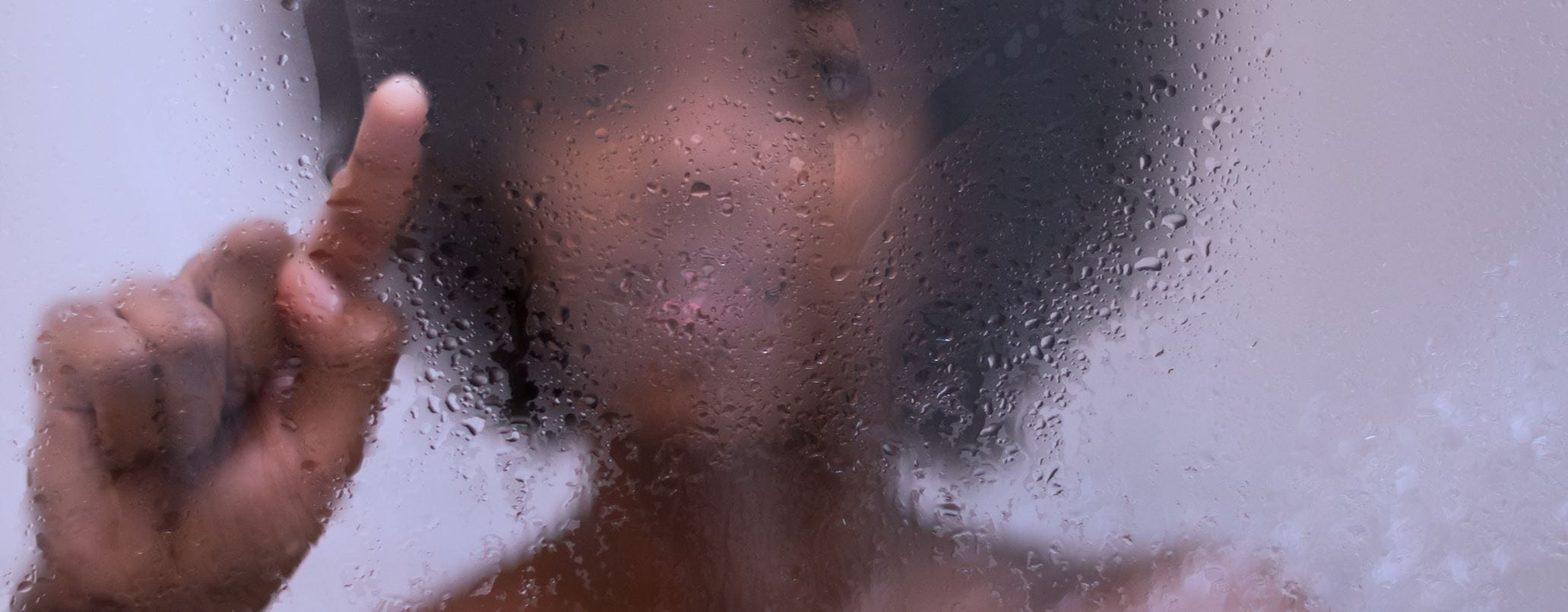 femme-dans-une-douche-vitrée-header
