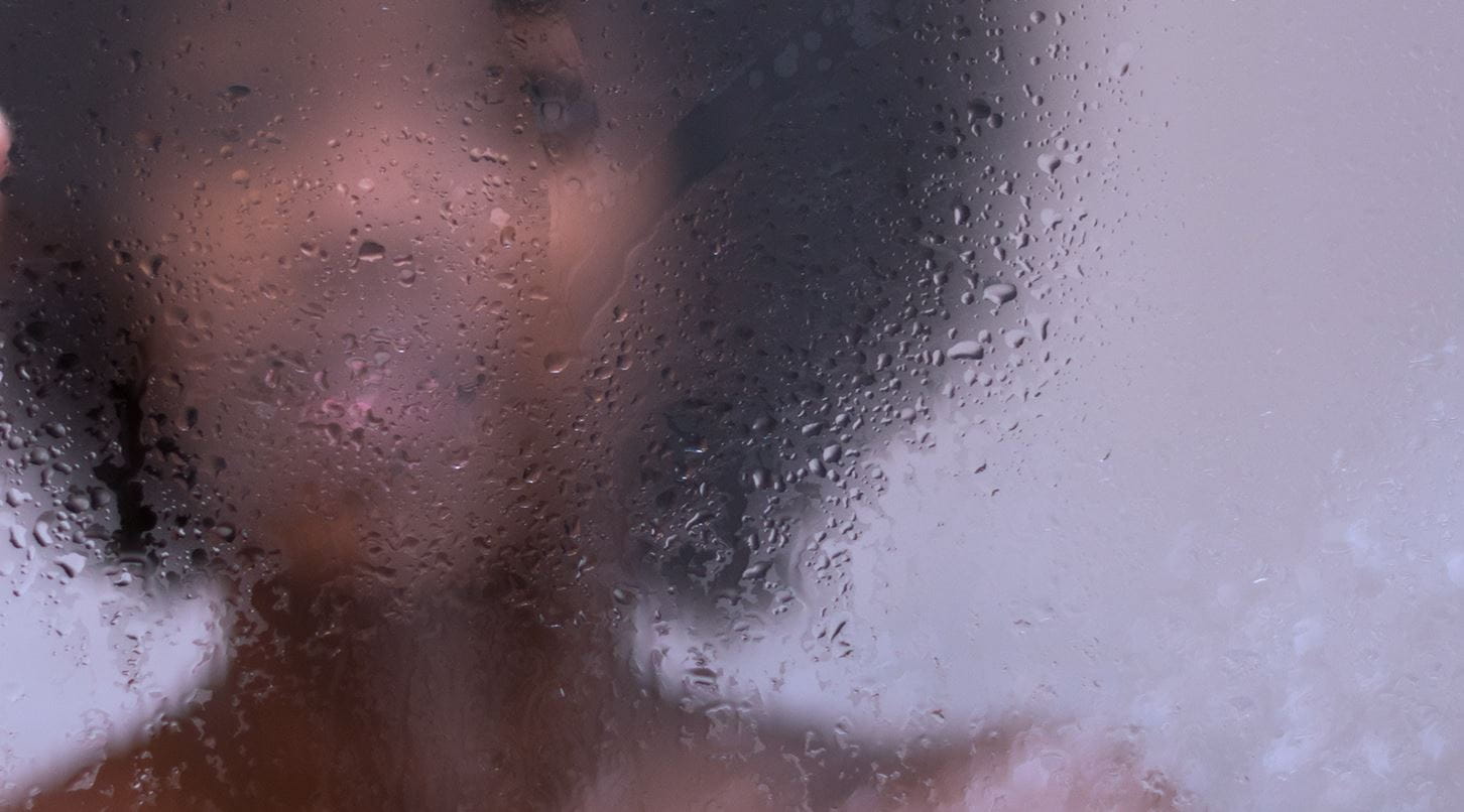 femme-dans-une-douche-vitrée-header