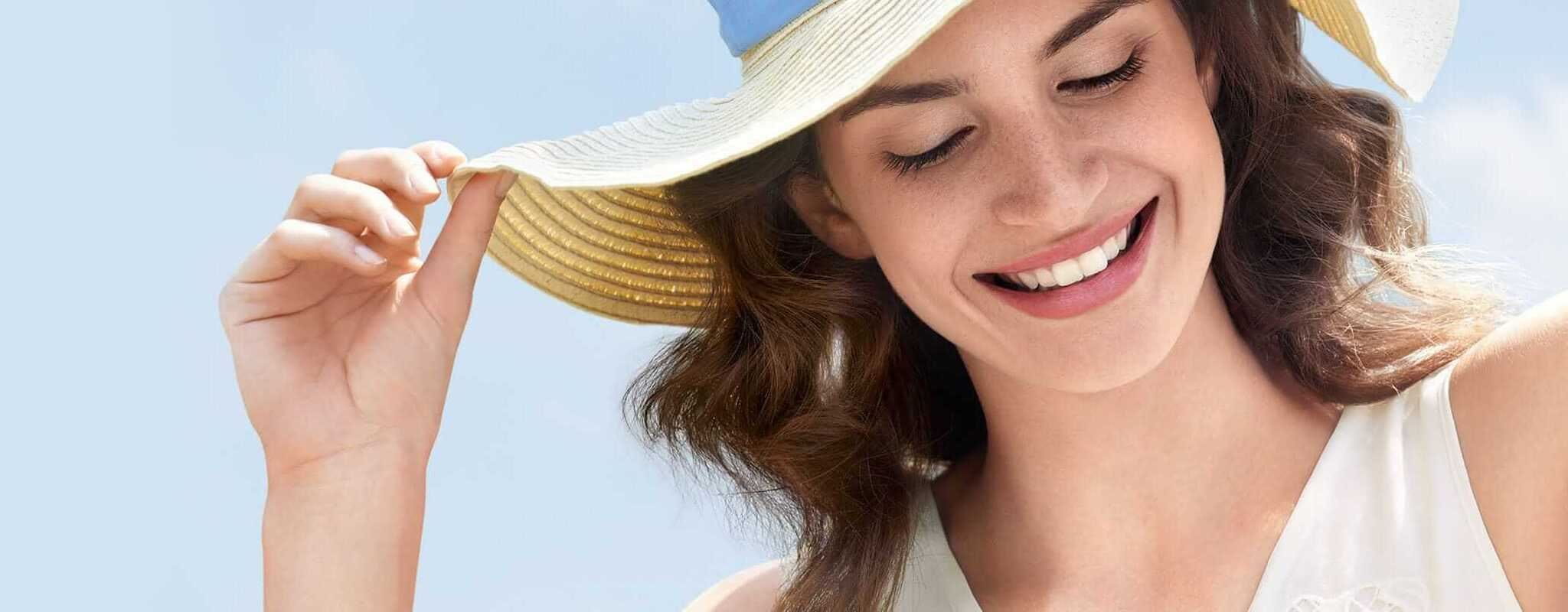Woman enjoying the sun while using NIVEA deodorants for protection