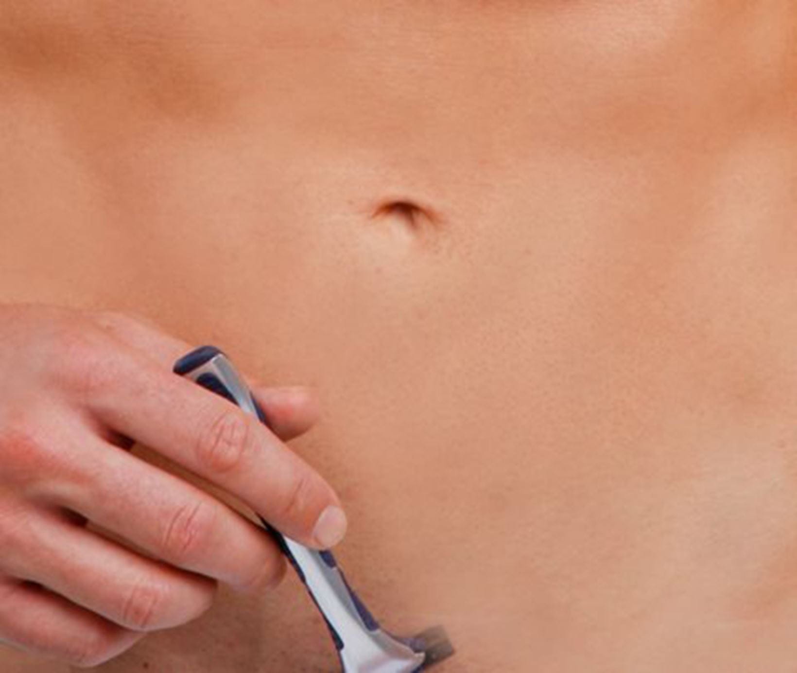 mans-midsection-with-hand-holding-razor-blade