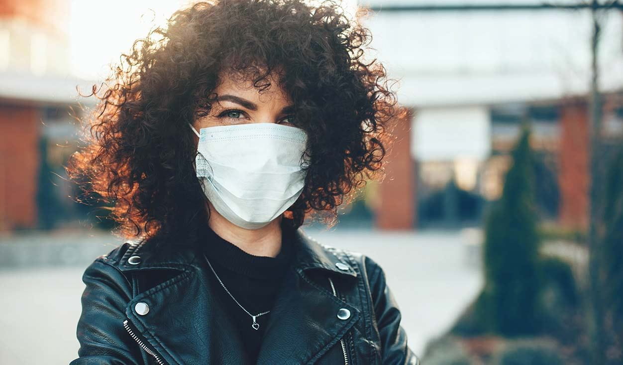 Vrouw mondkapje maskne voorkomen – NIVEA