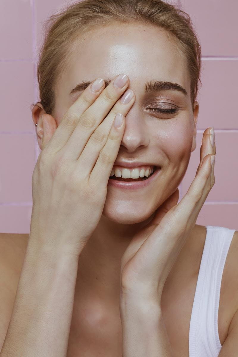 Vrouw die haar gezicht reinigt – NIVEA