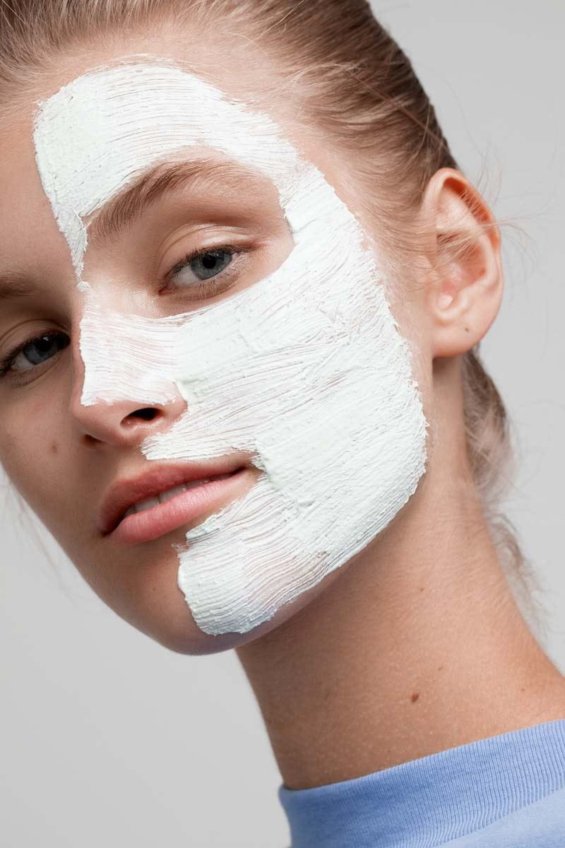 Vrouw met gezichtsmasker – NIVEA