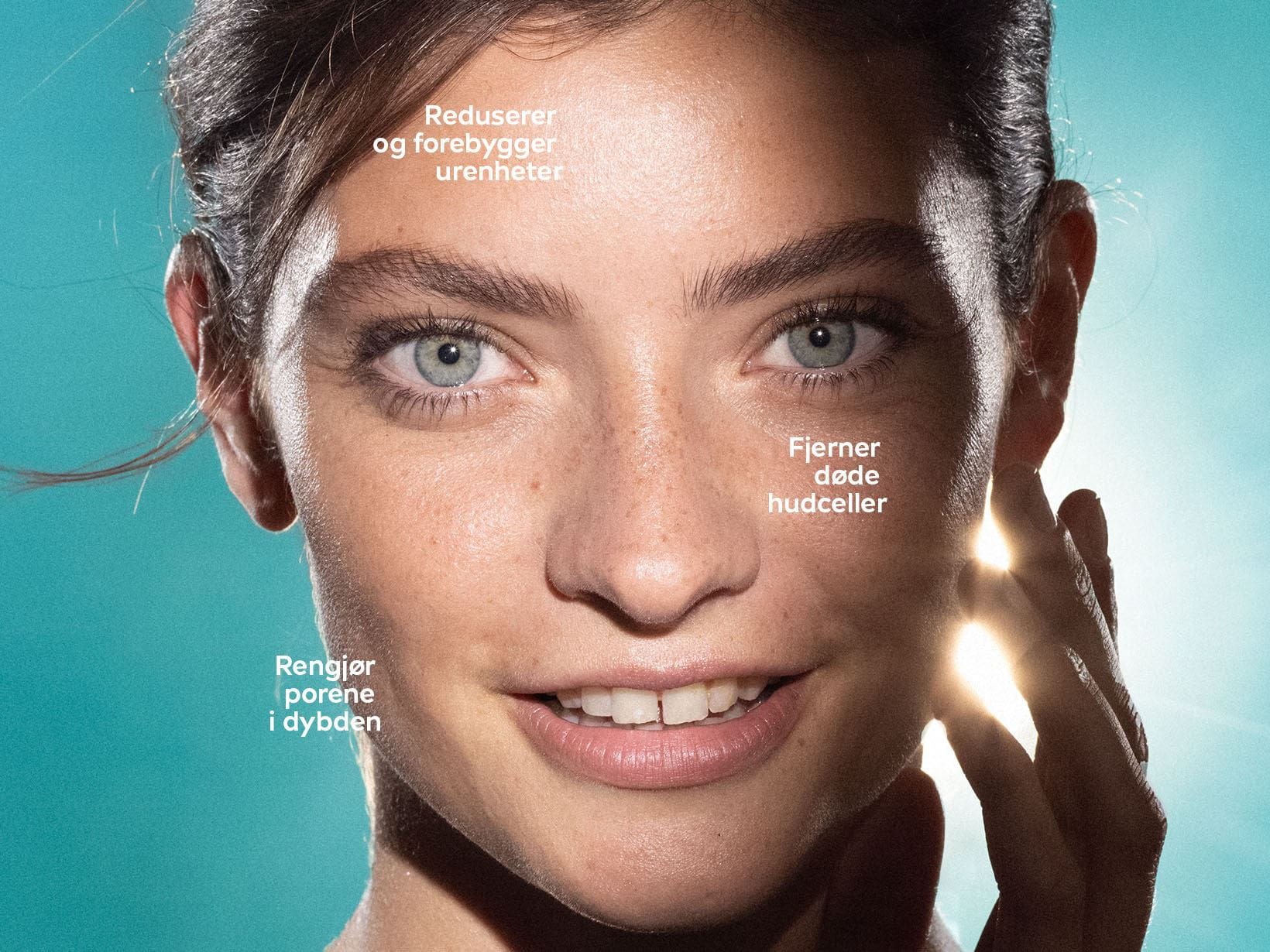 Nærbilde av en kvinnes ansikt med lytefri hud, bakgrunnsbelyst foran en grønn bakgrunn.