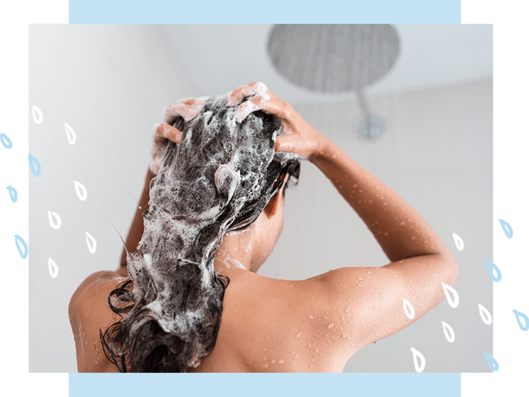 Jak myć włosy i pielęgnować je pod prysznicem?