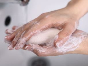 lavar as mãos com sabonete