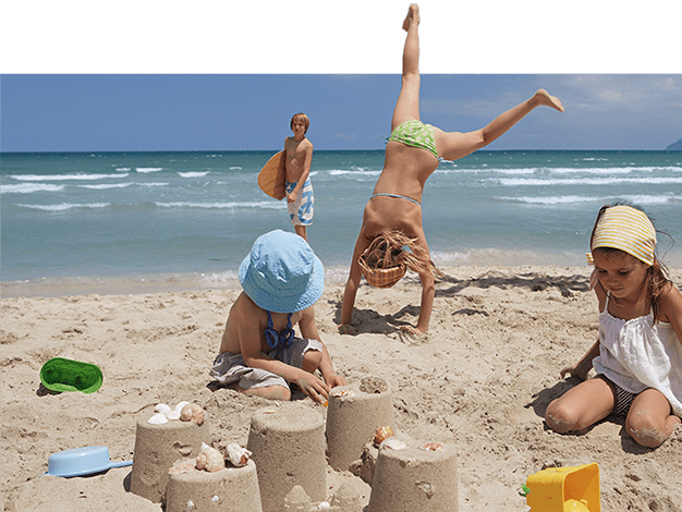 crianças a brincar na praia