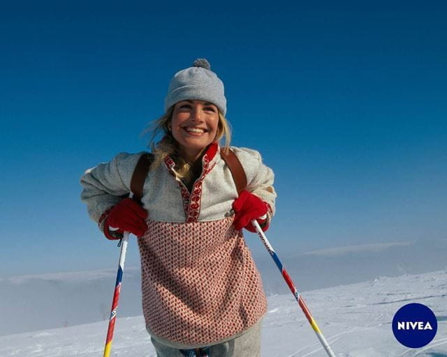 mulher sorridente a esquiar