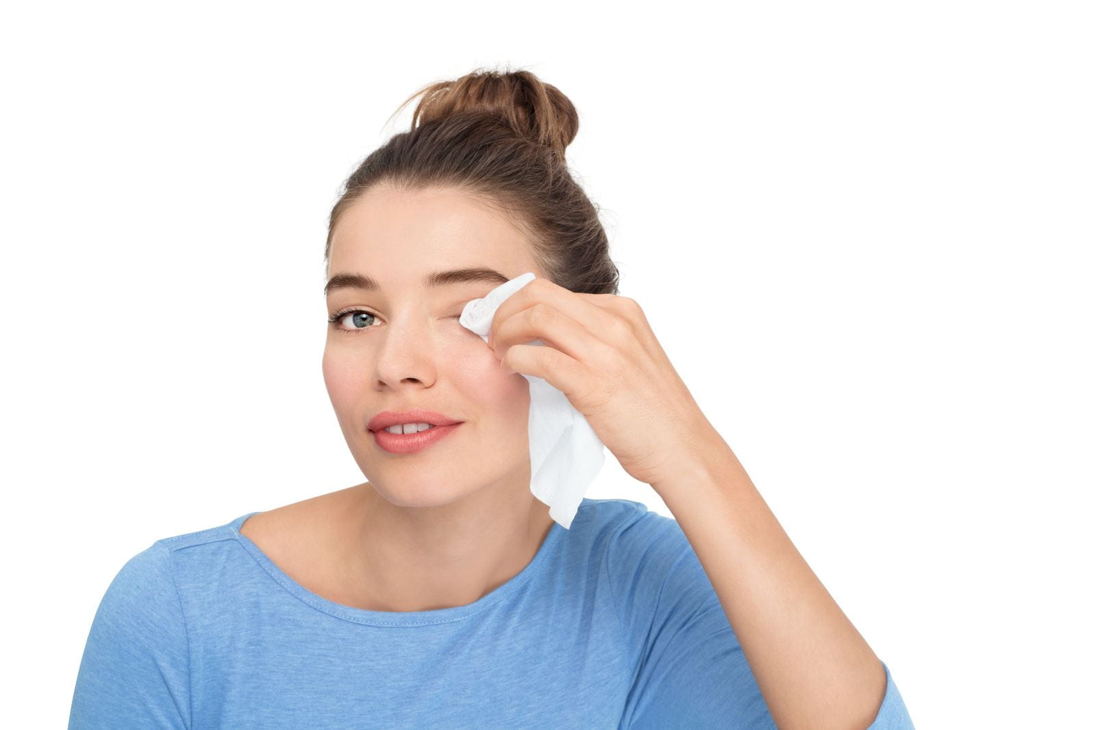 remover a maquilhagem dos olhos com uma toalhita