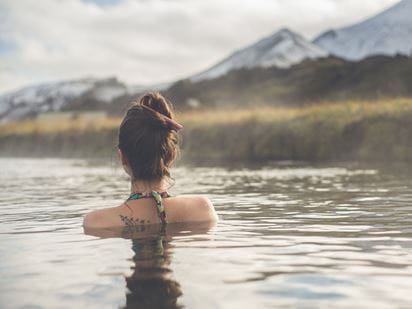 mulher com tatuagem nas costas dentro de água