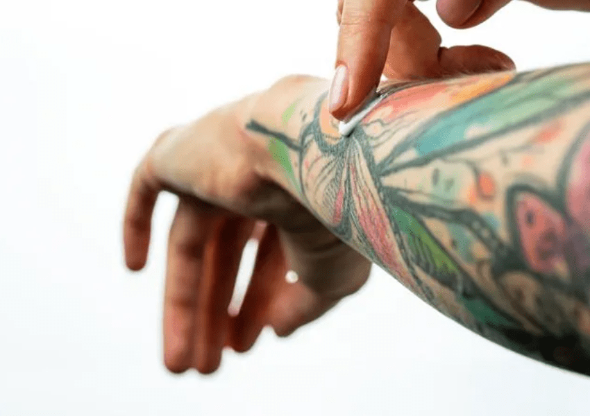 aplicar creme na tatuagem do braço