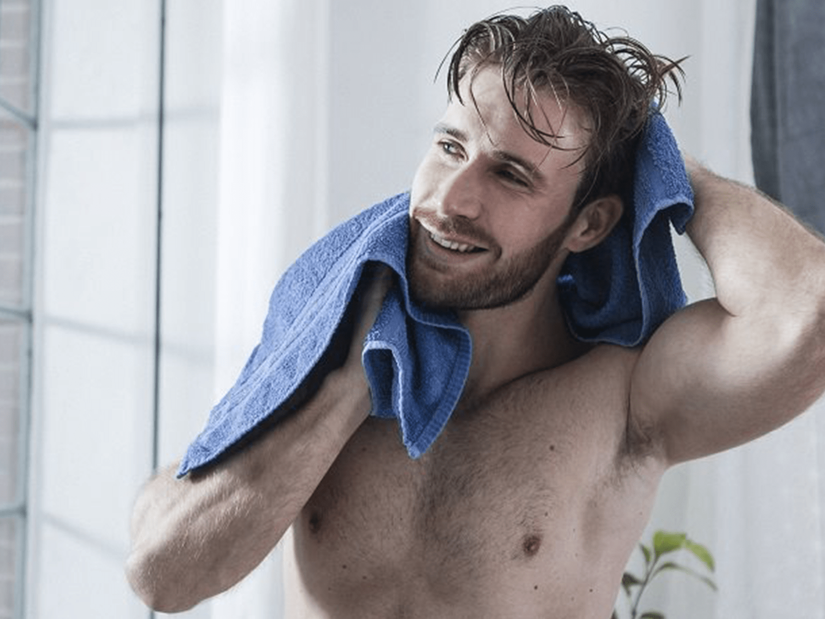 homem a secar o cabelo com uma toalha