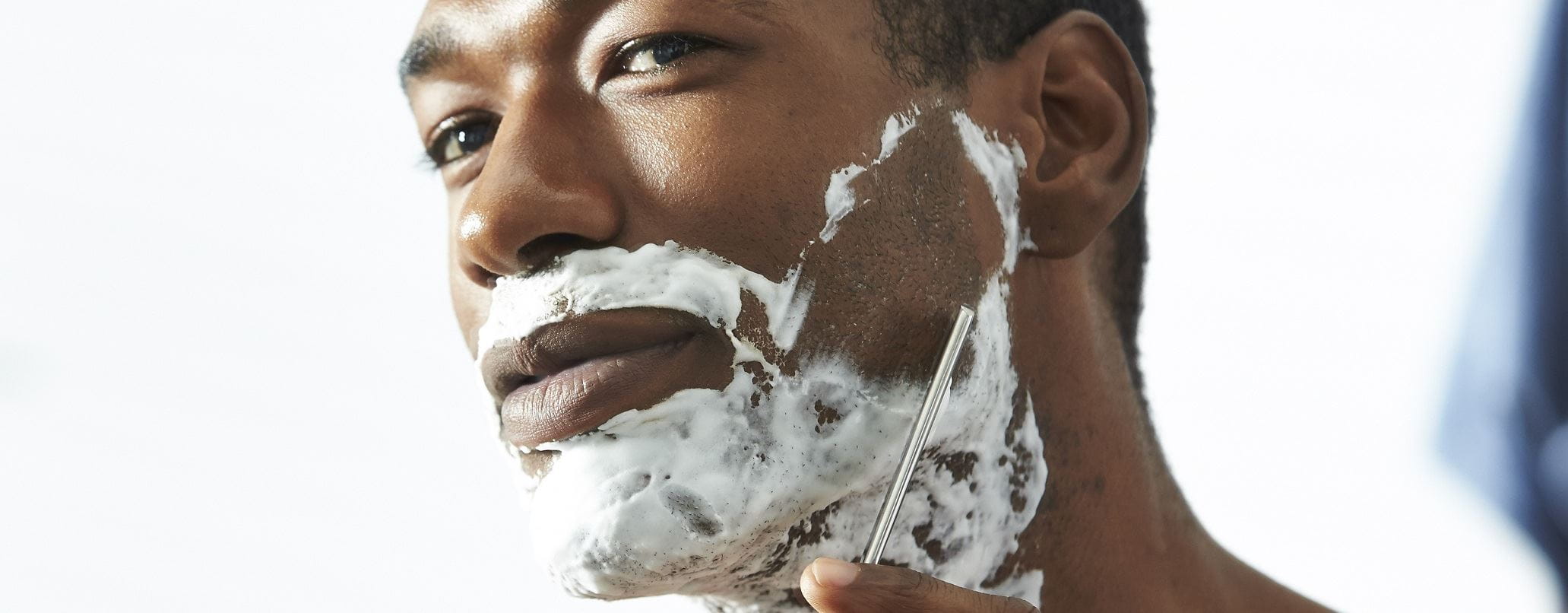 Homem a barbear com espuma