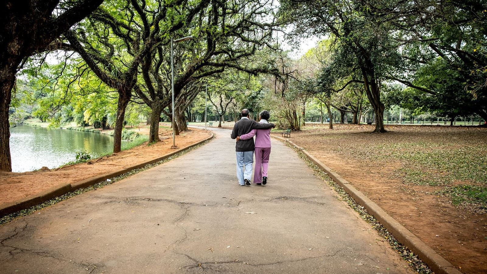 Heloisa e Juarez a caminharem juntos NIVEA toque humano
