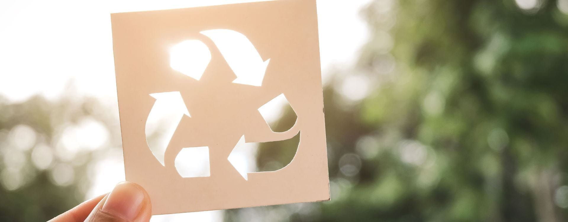 Cartão com recorte de símbolo da reciclagem