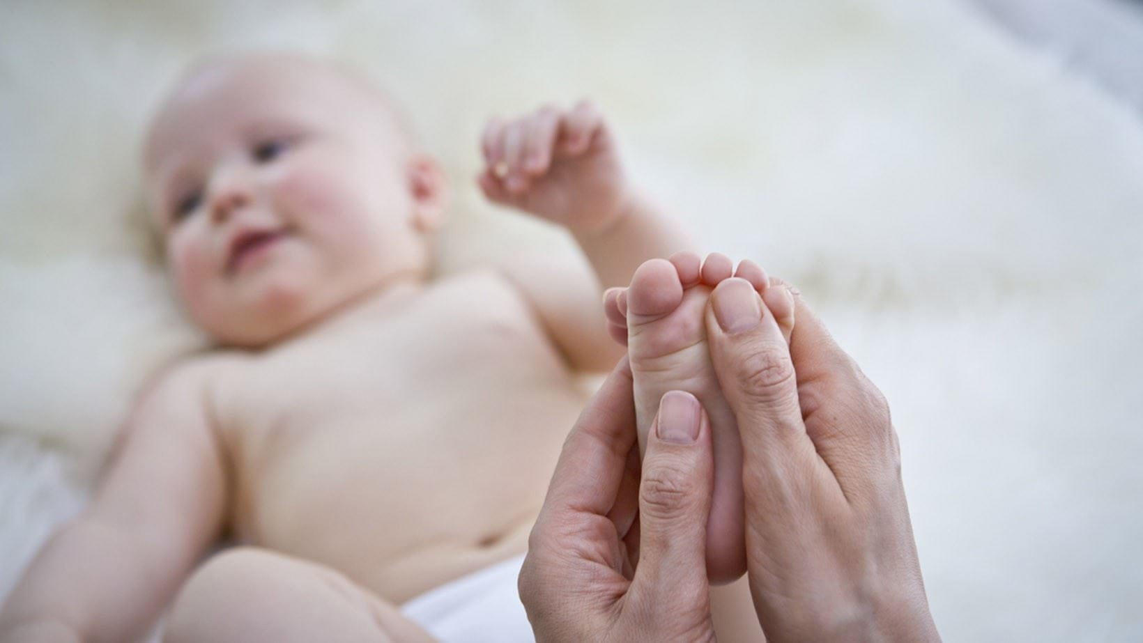 Dezvoltarea bebelușului: senzațiile tactile