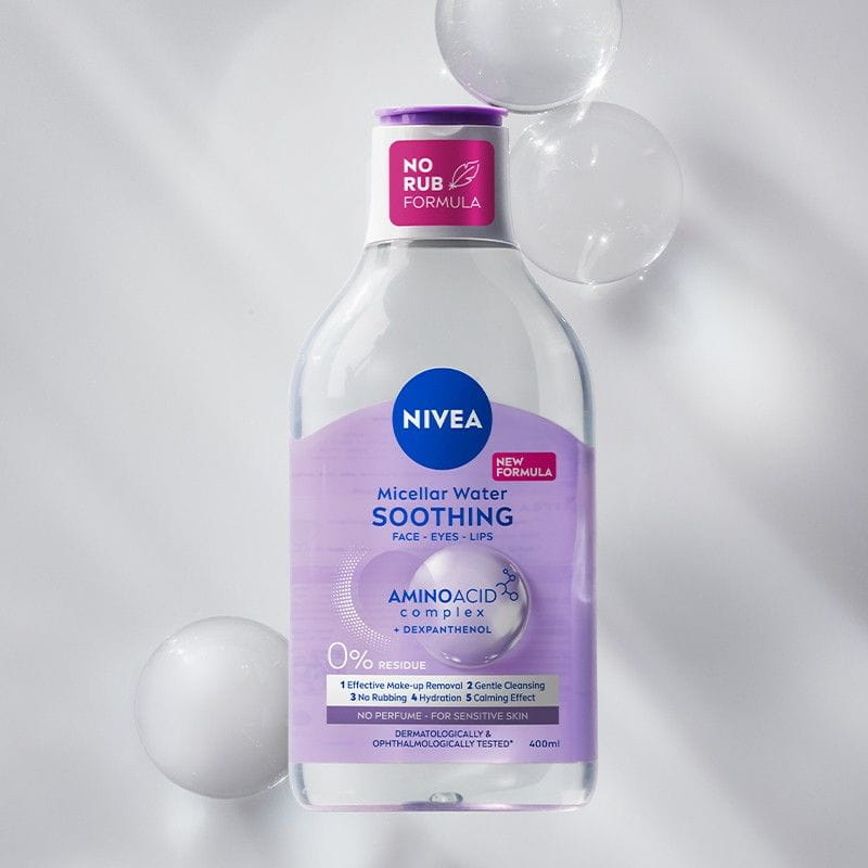 NIVEA Micellar Water Sensitive Skin -pullo violetilla kuplakuvioisella taustalla.
